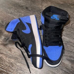 Nike/Jordan Mid 1- Sz: 6 (Kid)